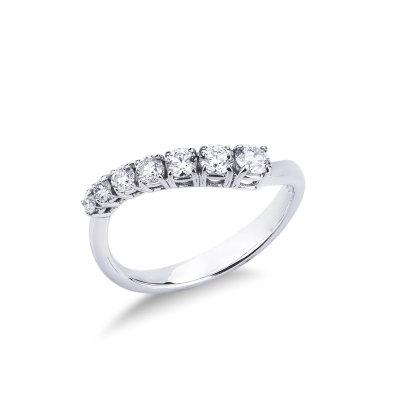 White gold 18k ring with 7 diamonds 