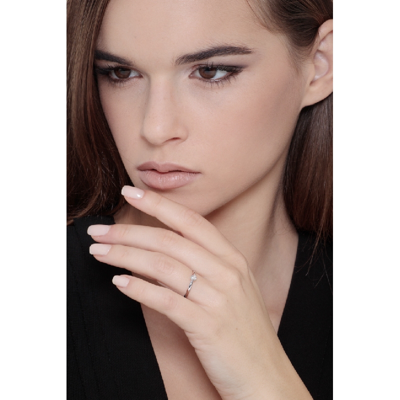 Solitario a castone in oro bianco 18k con Diamante ct. 0,10