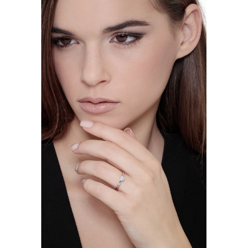 Solitario a castone in oro bianco 18k con Diamante ct. 0,30.