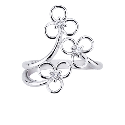 White gold 18k ring with three flowers and diamonds 