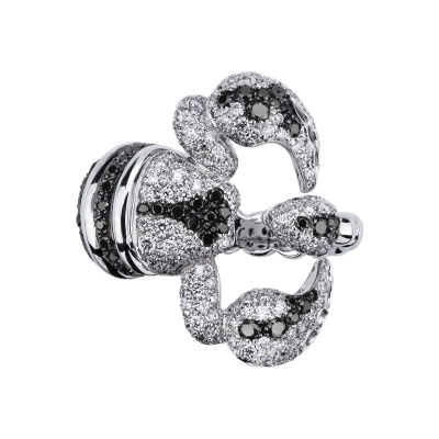 White gold 18k scorpion ring with white and black diamonds 