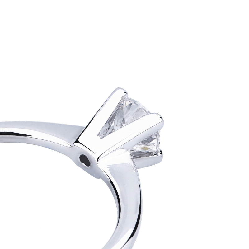 4 claw solitaire ring with a 0,50 ct diamond 