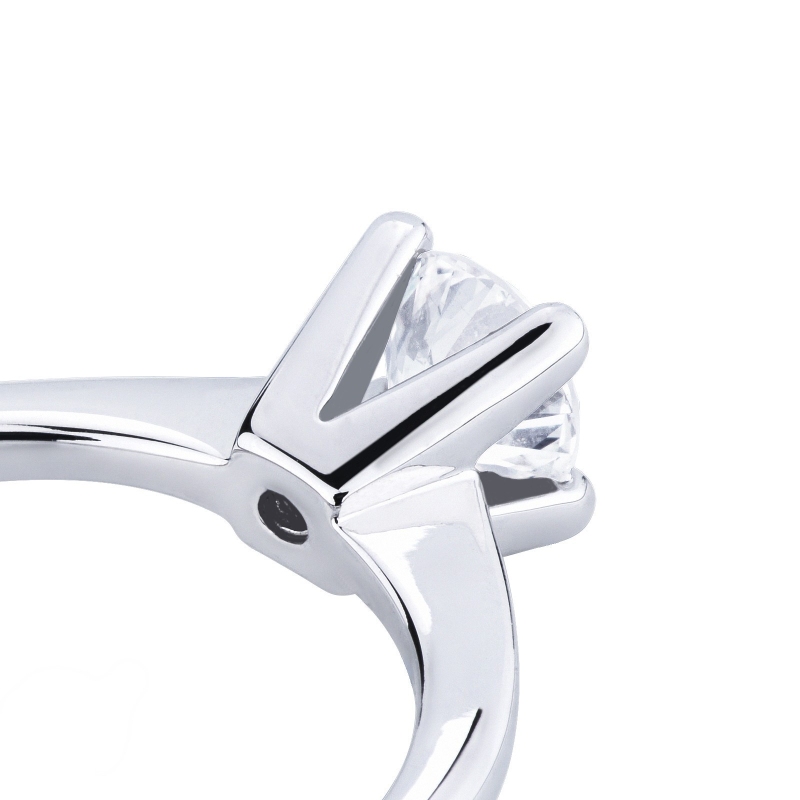 Anello solitario lineare a 4 punte in oro bianco 18k con diamante, ct 0,70