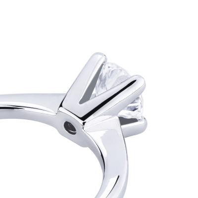 Anello solitario lineare a 4 punte in oro bianco 18k con diamante, ct 0,70