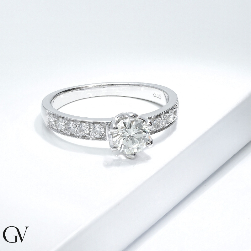 Anello tipo solitario in oro bianco 18k con diamanti. Diamante centrale 0.70 ct