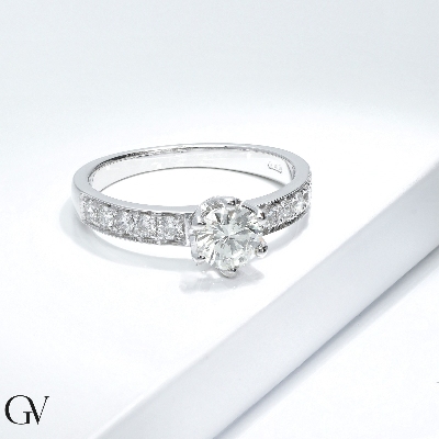 Anello tipo solitario in oro bianco 18k con diamanti. Diamante centrale 0.70 ct