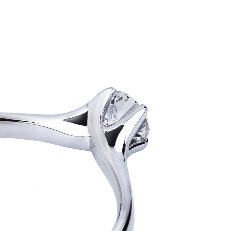 Solitaire ring 4 claw with a 0,30 ct diamond 