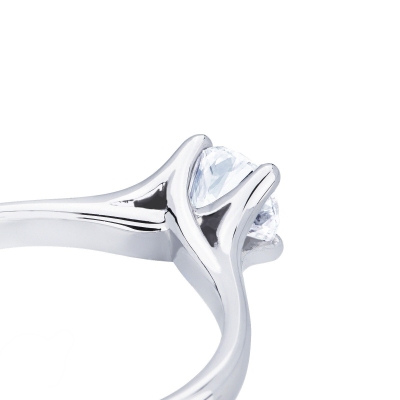 Solitaire ring in white gold 18k with central diamond