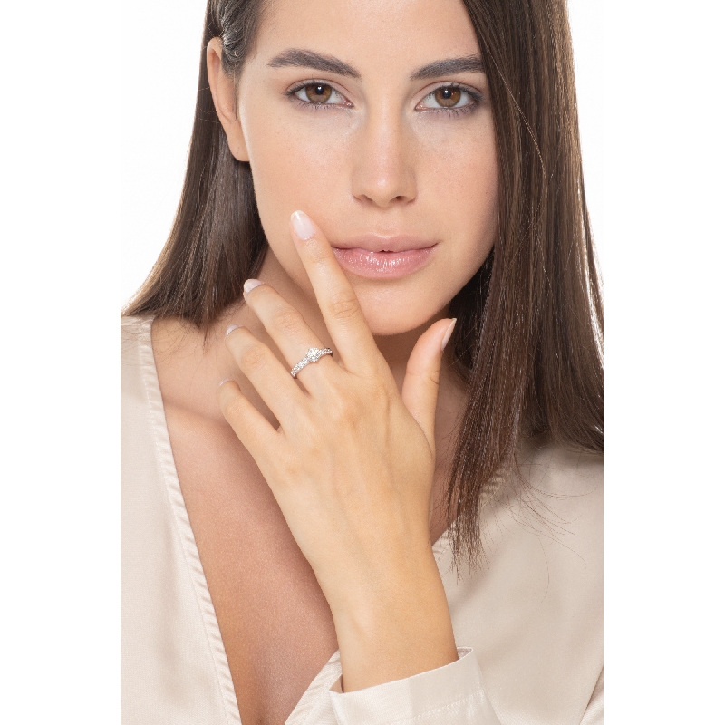 Anello tipo solitario in oro bianco 18k con diamanti. Diamante centrale 0.70 ct