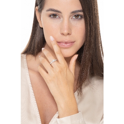 Anello tipo solitario in oro bianco 18k con diamanti. Diamante centrale 0.70 ct