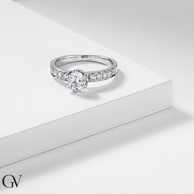 Solitario griffe a 6 punte in oro bianco 18k con Diamante centrale di 0.80 ct