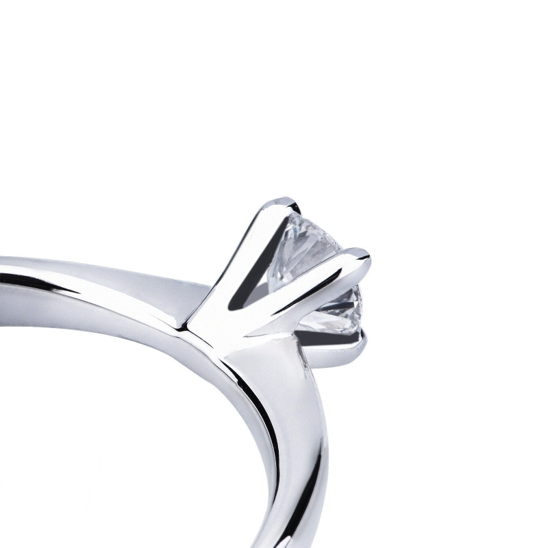 4 claw solitaire ring with a 0,30 ct diamond 