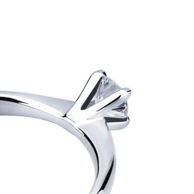 4 claw solitaire ring with a 0,30 ct diamond 