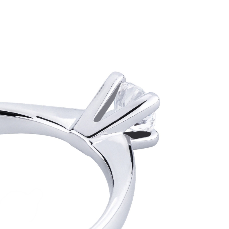 White gold 18k 4 claw solitaire ring with a 0,40 ct diamond