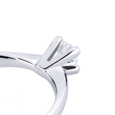 White gold 18k 4 claw solitaire ring with a 0,40 ct diamond