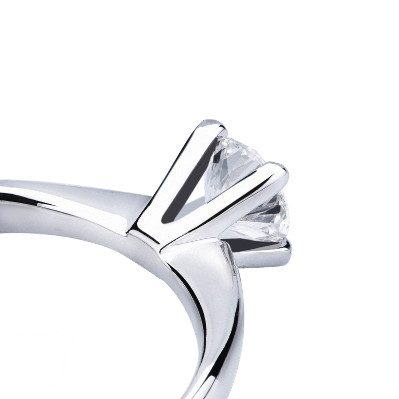4 claw solitaire with a 0,50 ct diamond 
