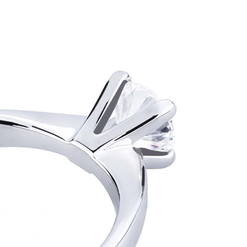 White gold 18k 4 claw solitaire with a 0,70 diamond