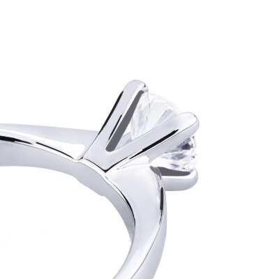 White gold 18k 4 claw solitaire with a 0,70 diamond