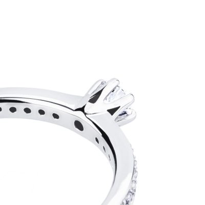 Anello solitario in oro bianco 18k a 6 griffe con diamanti anche sul gambo