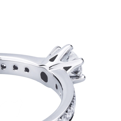 Anello in oro bianco 18k tipo solitario con diamanti, centrale 0.50 ct