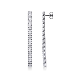 Bar stud earrings in 18k white gold with diamonds