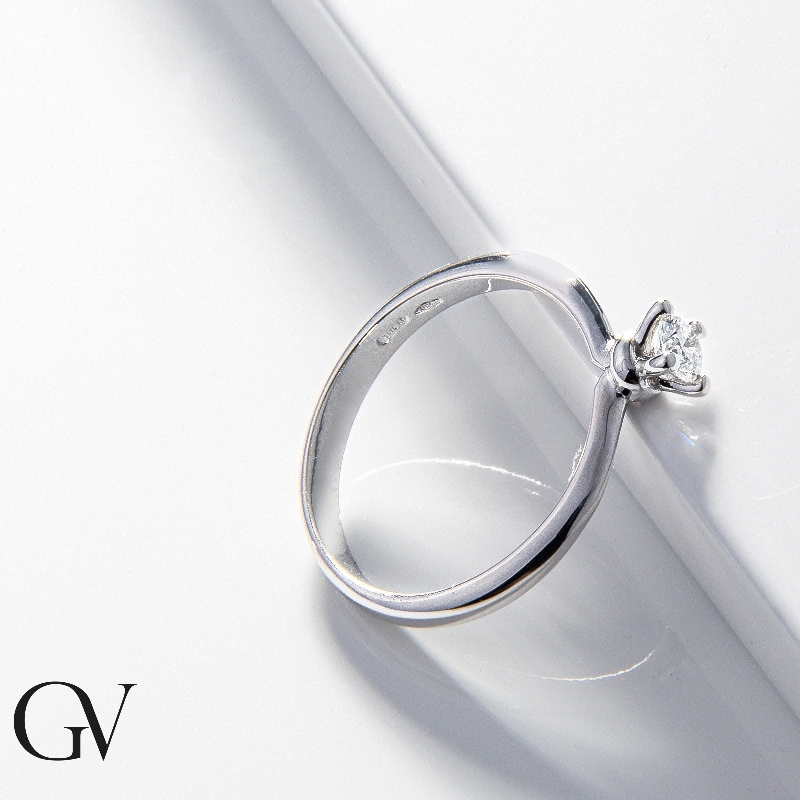 Solitario a nodo con griffe a 4 punte in oro bianco 18k con Diamante di ct. 0,20