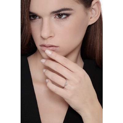 Solitario a rombo con griffe a 4 punte in oro bianco 18k con Diamante di ct. 0,20