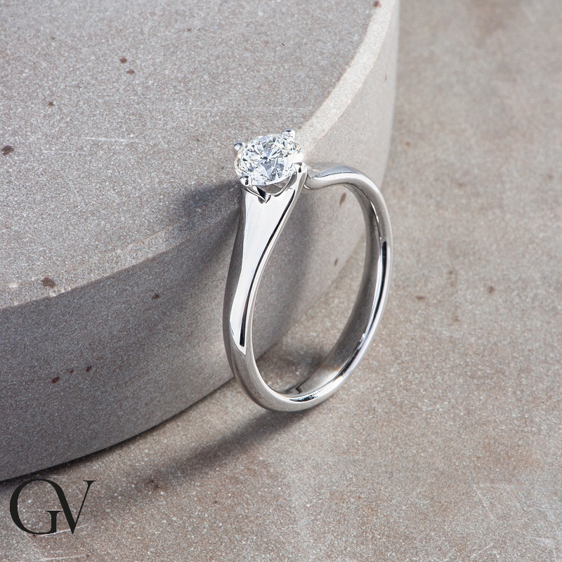 Solitario a 4 punte in oro bianco 18k con Diamante ct. 0,70