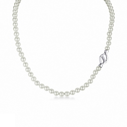 Necklace with natural cultivated japanese pearls and a closure in 18k white gold 