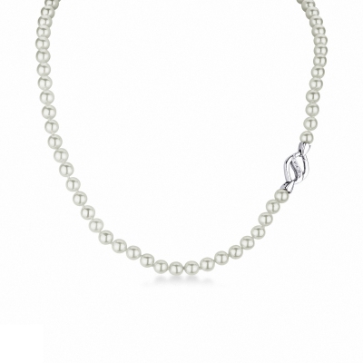 Necklace with natural cultivated japanese pearls and a closure in 18k white gold 