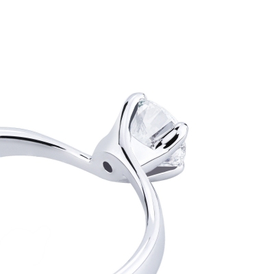 Solitaire ring with a 0,50 ct diamond 