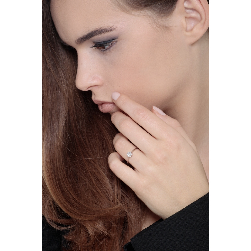 Illusion solitaire type ring in white gold 18k with diamonds 