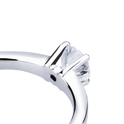 White gold 18k solitaire ring with a 4 claw 0,50 ct diamond