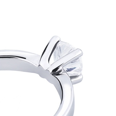 18k white gold solitaire ring with a 4 claw 0,70 ct diamond 