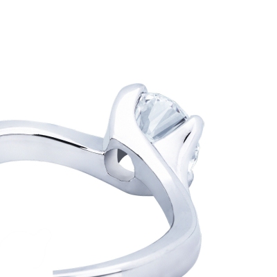 Solitario quattro griffe in Oro bianco 18k con incastonato diamante di carati 0,90