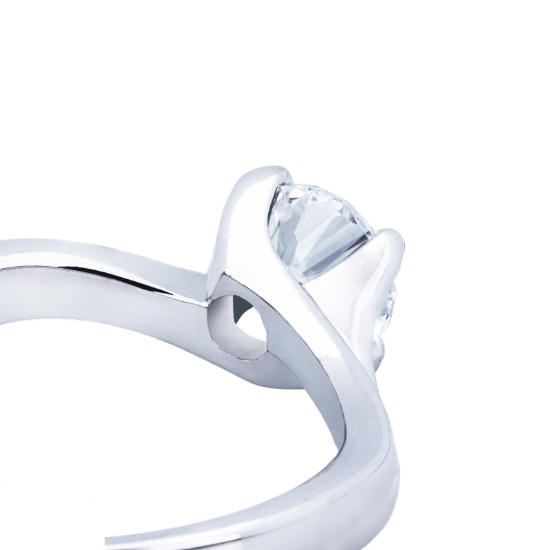 Solitario modello Valentino a quattro griffe in Oro bianco 18k con diamante di 1.00 ct