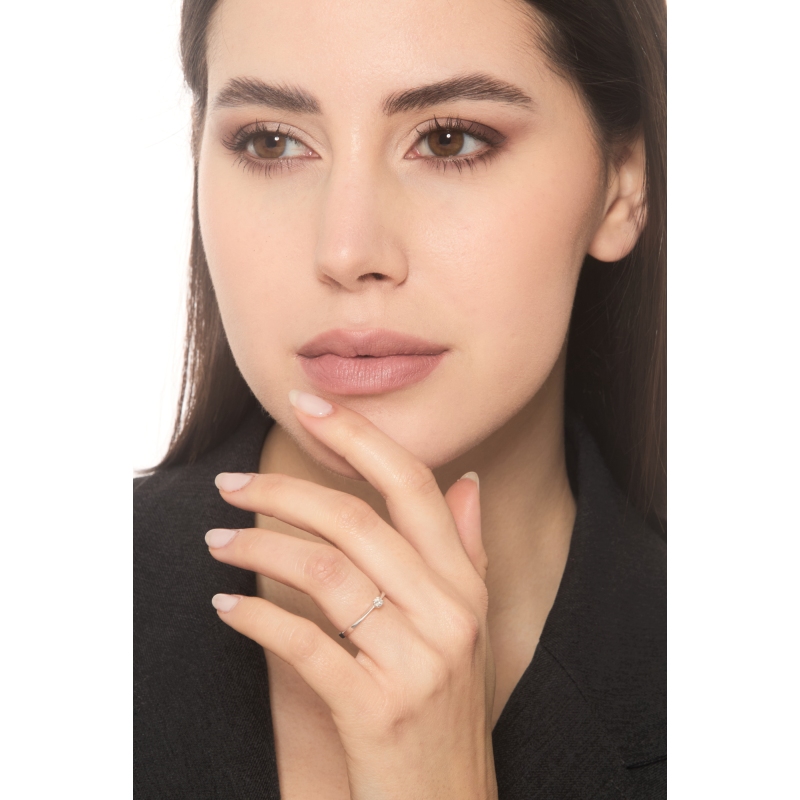 Anello solitario in oro bianco 18k a 8 griffe con diamante, 0,10 ct