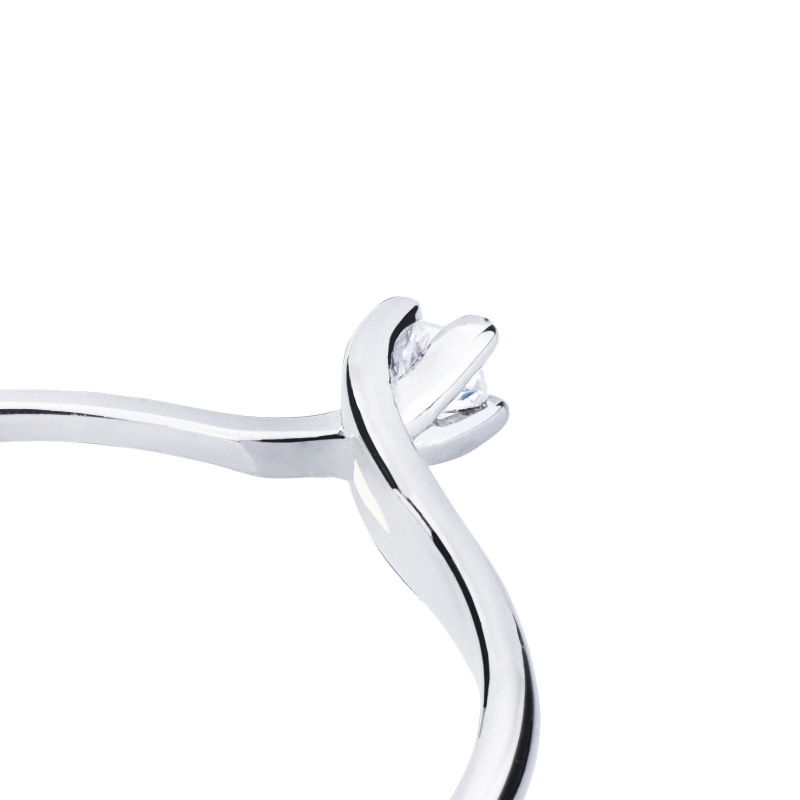 Solitaire ring linear pattern model with a 0,04ct diamond in white gold 18k