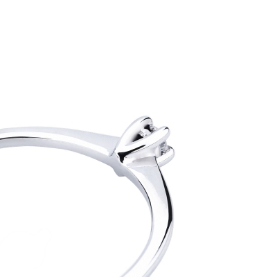 Linear solitaire ring in 18k white gold with 0.04 ct diamond.