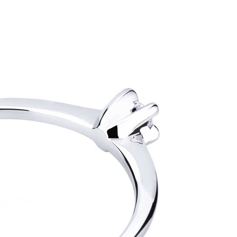 18k white gold solitaire ring with a 0,04ct diamond 