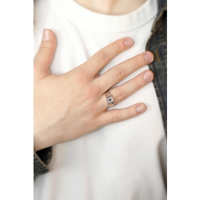 Anello solitario in oro bianco 750 con diamante nero