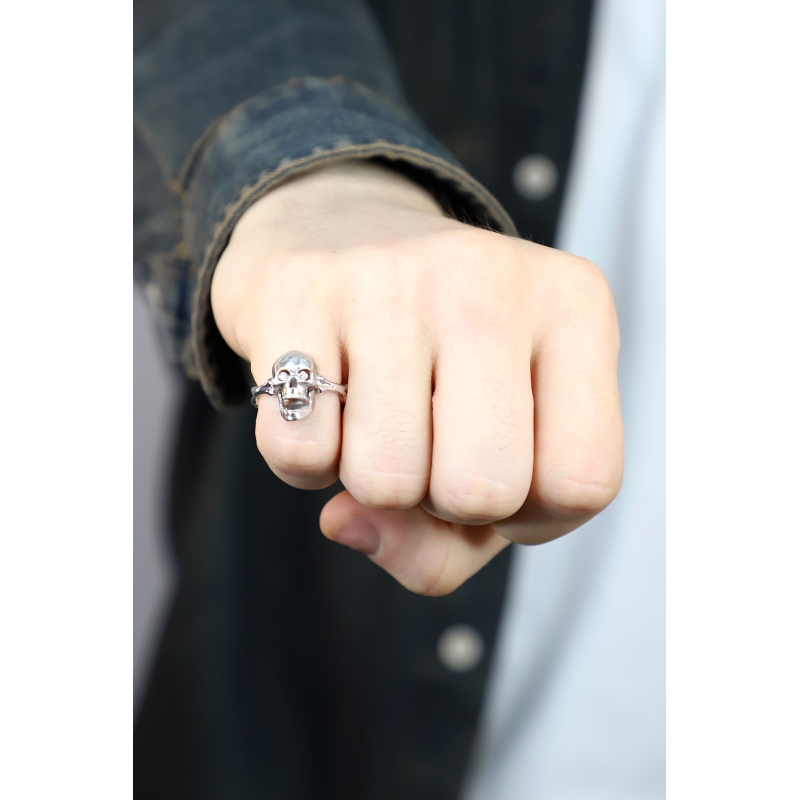 Anello design in oro bianco 18k con teschio e diamanti