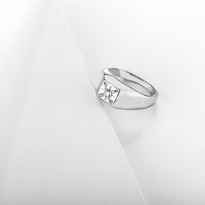 Anello solitario in oro bianco 18k con diamante