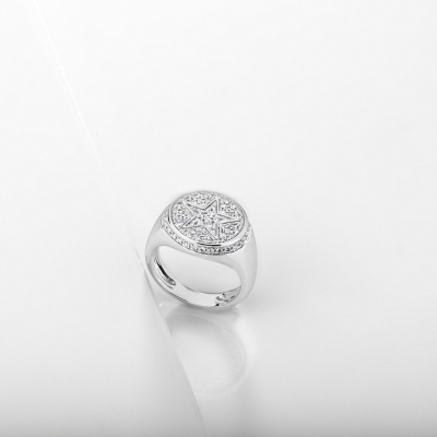 Anello chevalier con stella in oro bianco 750 con diamanti