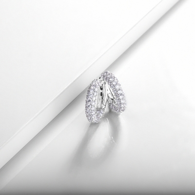 Orecchini cerchio in oro bianco 18k con diamanti