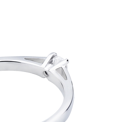 Anello solitario in oro bianco 18k con diamante, 0.10 ct