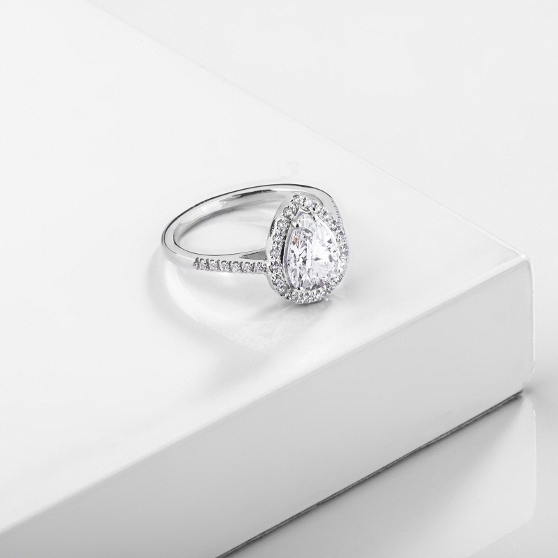 Anello con diamante taglio goccia 1.50ct GIA in oro bianco 18k