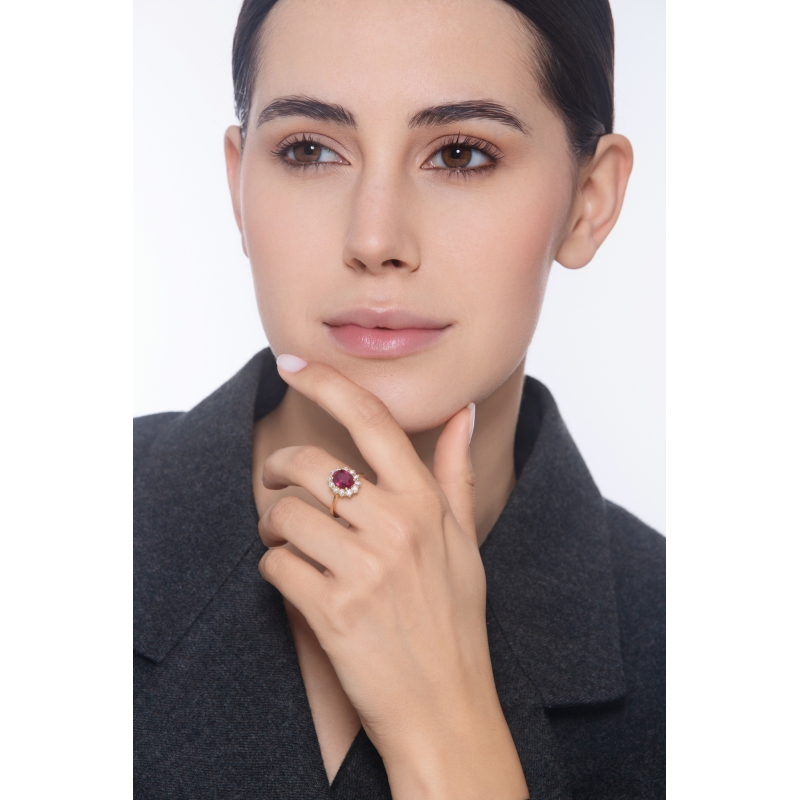 Anello contorno in oro giallo 18k con rubino e diamanti