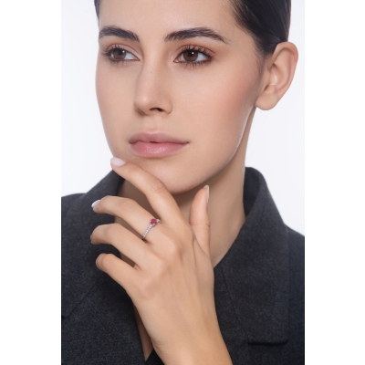 White gold 18k with central ruby and diamonds shoulder set