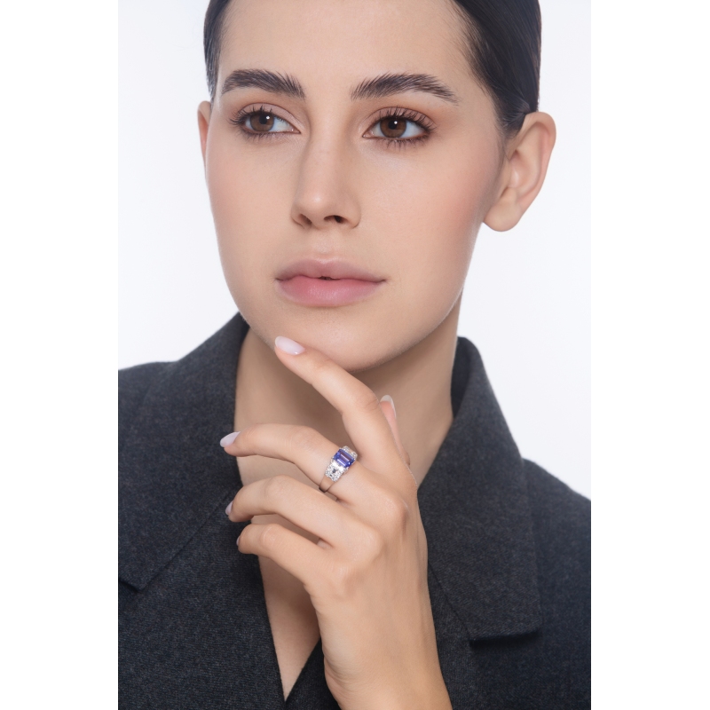 Anello in oro bianco 18k con tanzanite rettangolare e diamanti